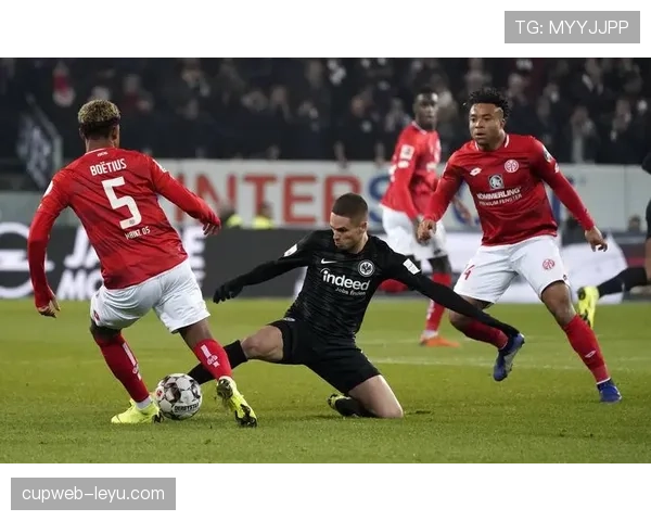 美因茨定位球战术建功，助球队强势反弹斩获关键胜利