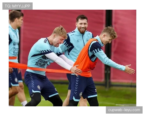 丹麦国家队全新红白战袍亮相,全力备战国际赛季引期待