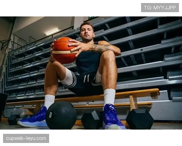 东契奇又在更衣室吃披萨了？这哥们年薪顶薪还这么随性