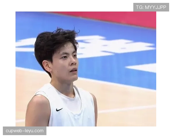 杨舒予居然晒出冰箱，里面全是进口零食，我都忍不住想搬她家住了！